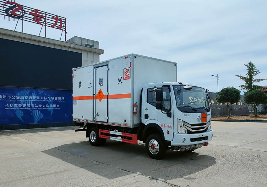 东风2轴爆破器材运输车