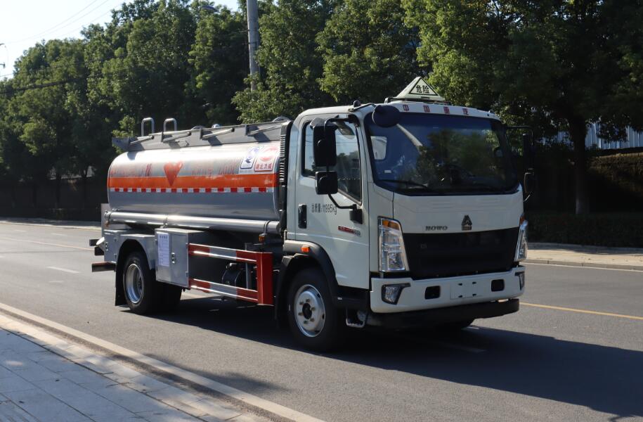 重汽8.38方加油车
