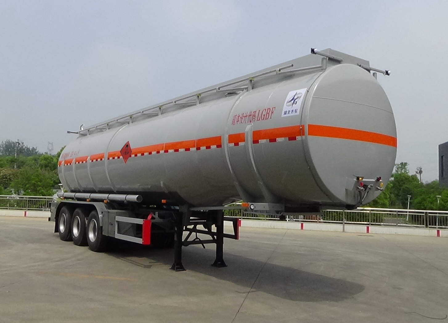 42.2方易燃液体罐式运输半挂车