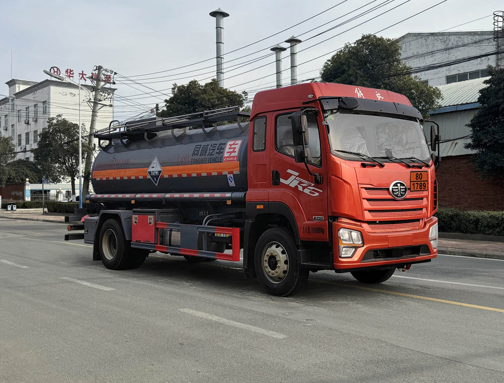 解放10.5方腐蚀性物品罐式运输车