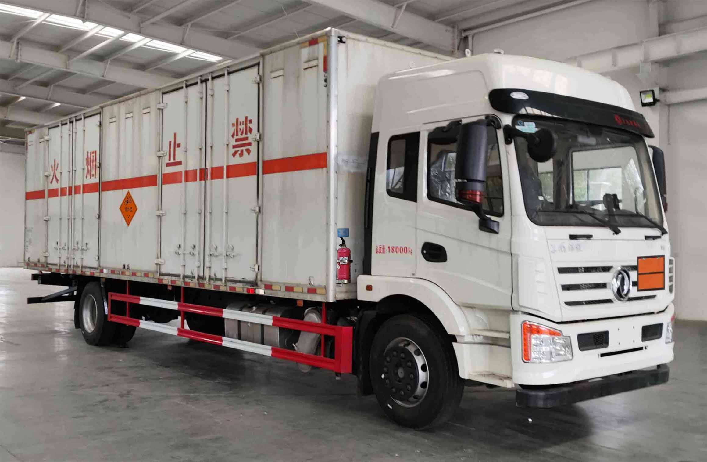 东风2轴爆破器材运输车
