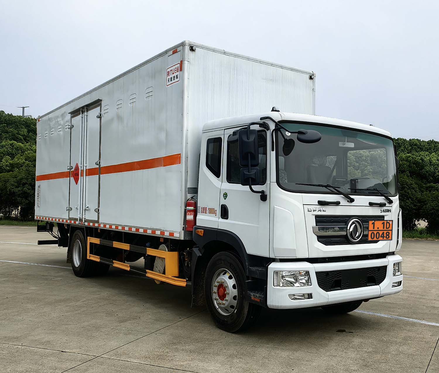 东风2轴爆破器材运输车