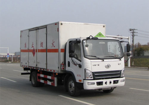 解放2轴易燃液体厢式运输车