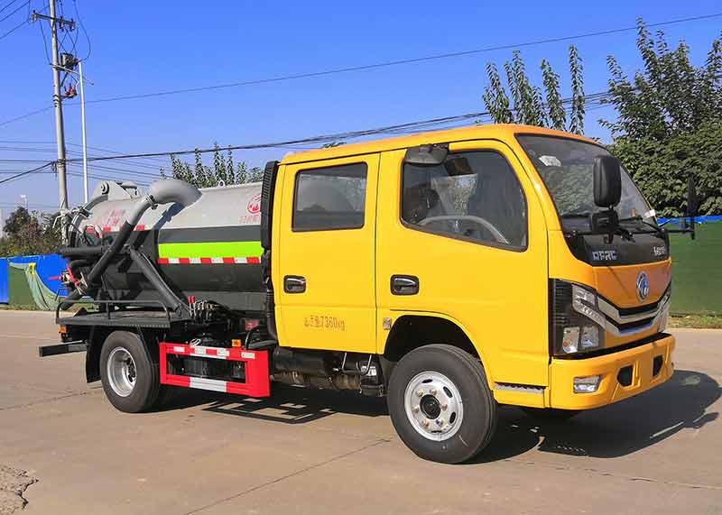 东风3.37方吸污车