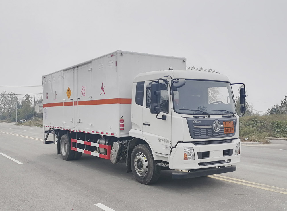 东风2轴爆破器材运输车