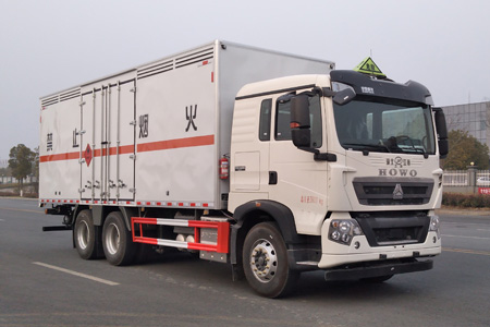 重汽3轴易燃液体厢式运输车