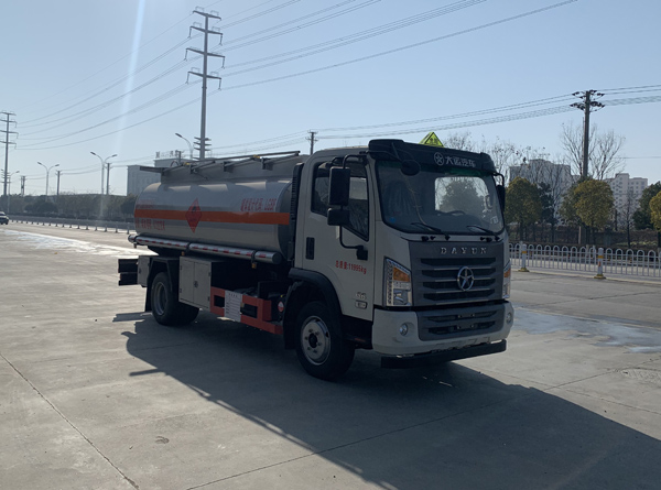 8.2方加油车
