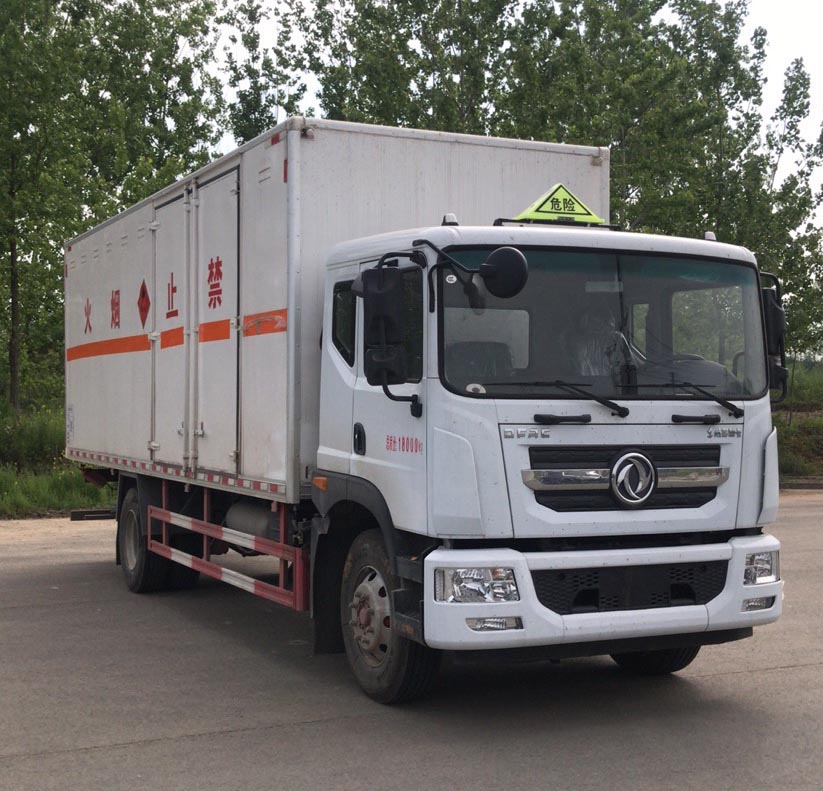 东风2轴易燃液体厢式运输车
