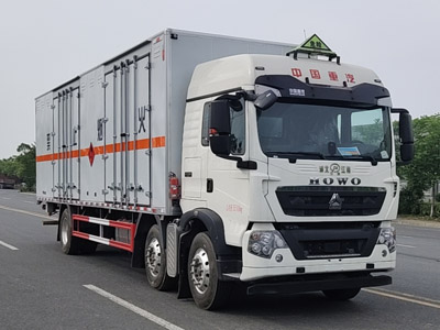 重汽3轴易燃液体厢式运输车