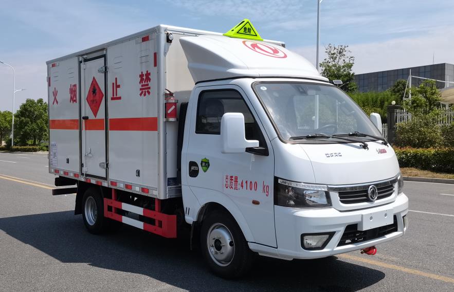 东风2轴易燃液体厢式运输车