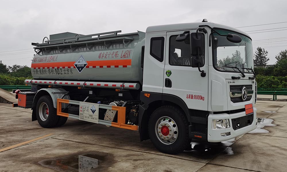 东风10.2方腐蚀性物品罐式运输车
