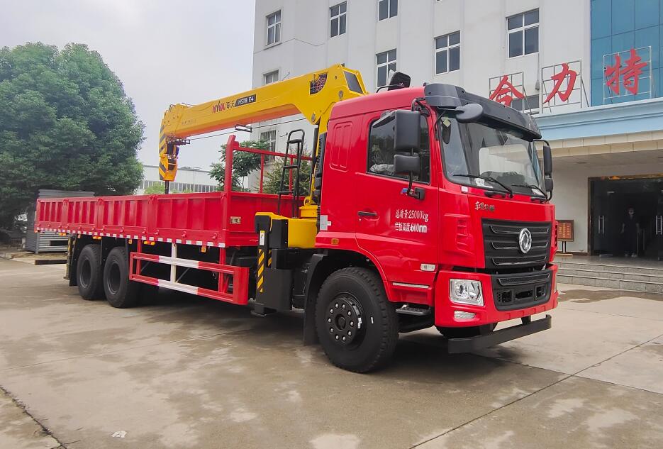 东风3轴随车起重运输车