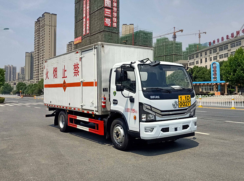 东风2轴爆破器材运输车