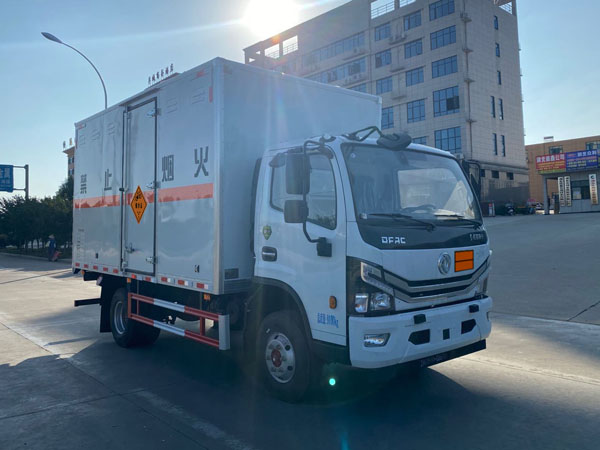 东风2轴爆破器材运输车
