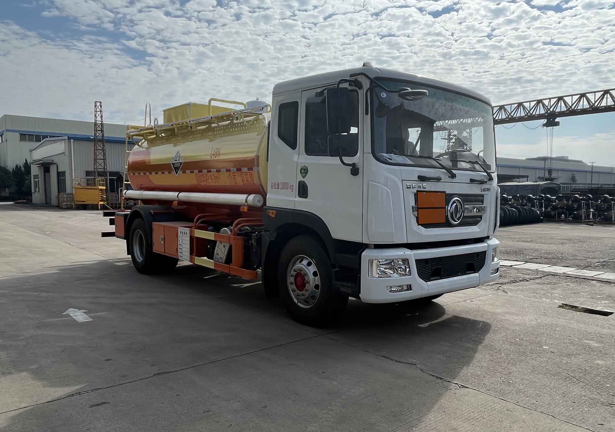 东风9.7方腐蚀性物品罐式运输车