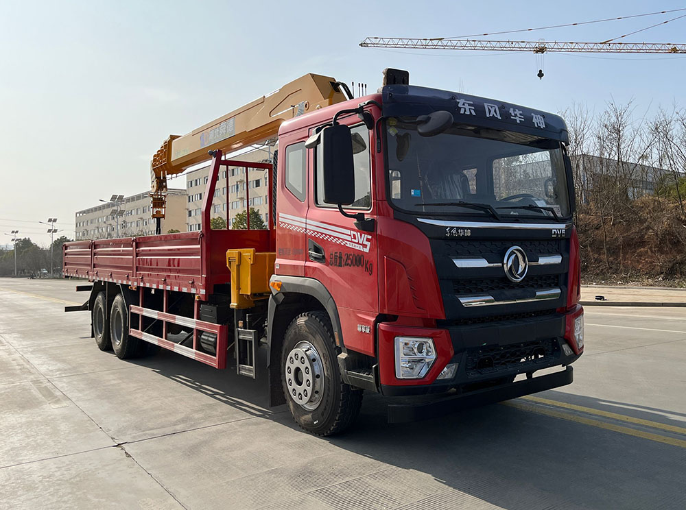 东风3轴随车起重运输车